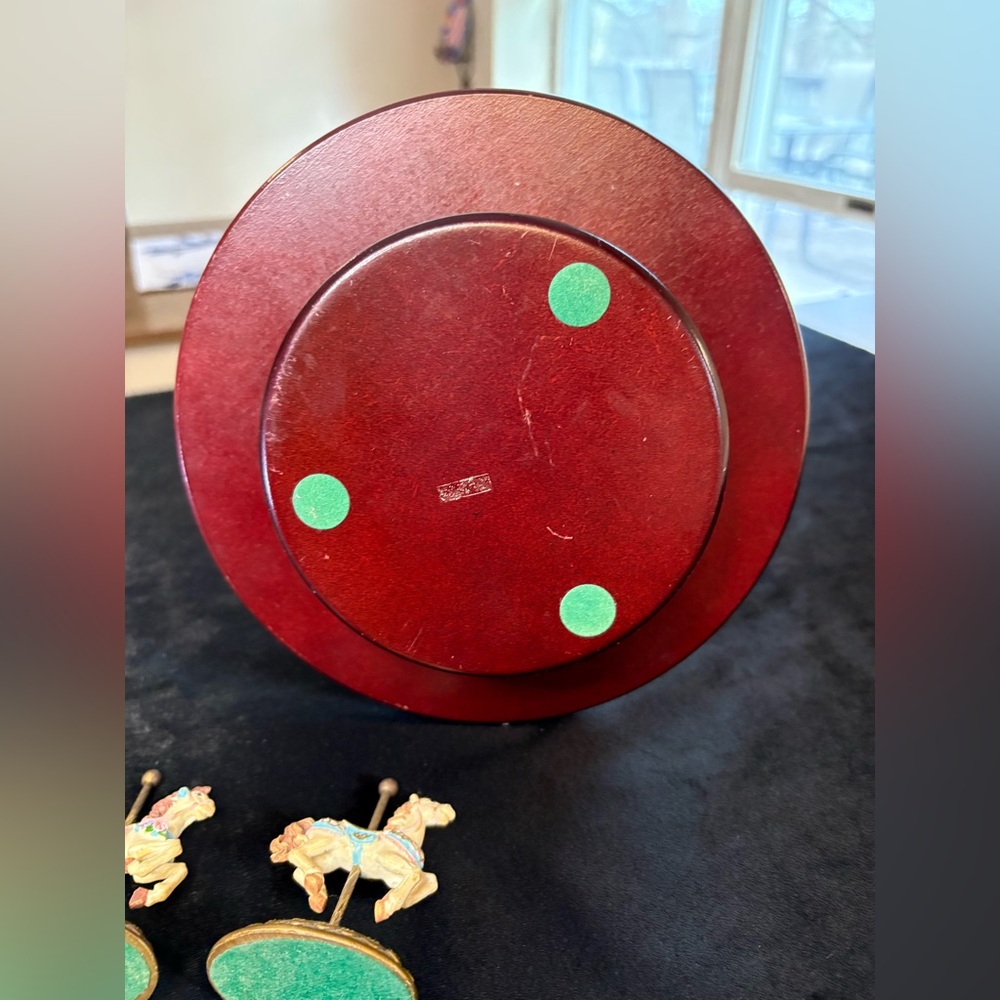 🔥🔥🔥Scarborough Fair Porcelain Carousel With 6 Gold Gilded Horse Figurines - Picture 9 of 13